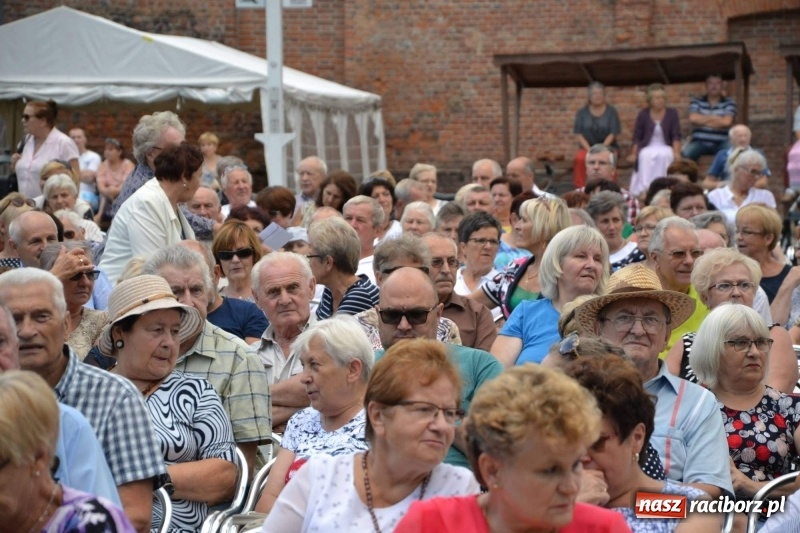 Zdjęcie w galerii na portalu naszraciborz.pl: Soprany kontra Tenorzy - koncert operetkowy na Zamku Piastowskim  wiadomości z regionu