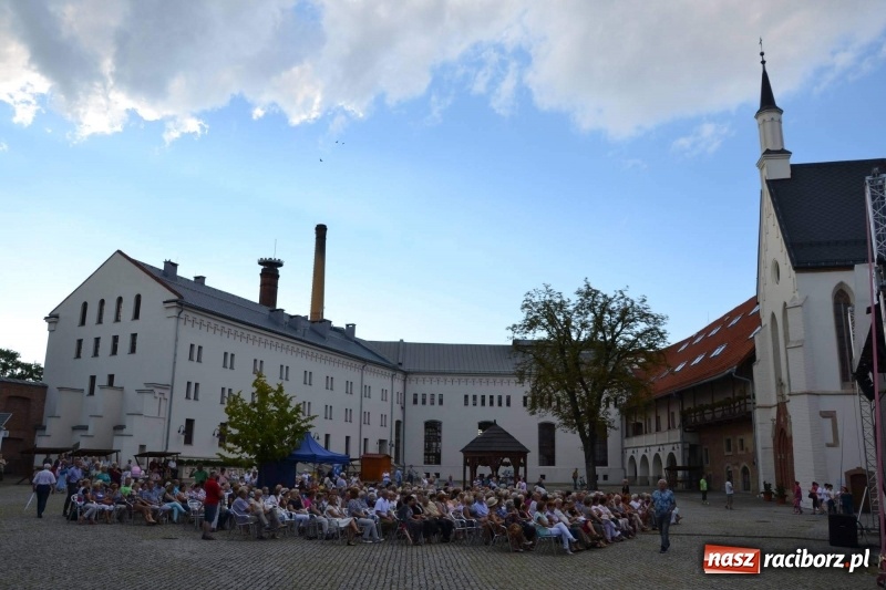 Zdjęcie w galerii na portalu naszraciborz.pl: Soprany kontra Tenorzy - koncert operetkowy na Zamku Piastowskim  wiadomości z regionu