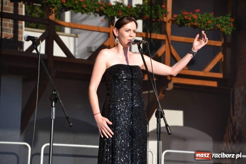 Zdjęcie w galerii na portalu naszraciborz.pl: Soprany kontra Tenorzy - koncert operetkowy na Zamku Piastowskim  wiadomości z regionu