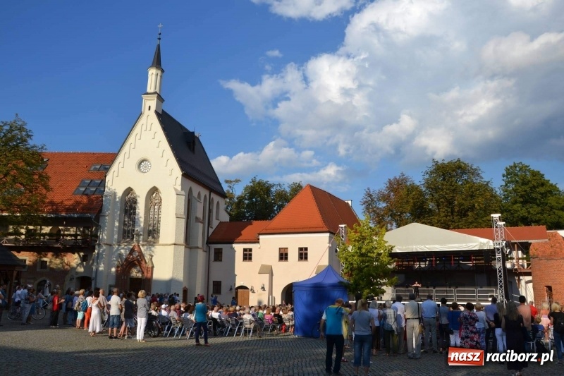 Zdjęcie w galerii na portalu naszraciborz.pl: Soprany kontra Tenorzy - koncert operetkowy na Zamku Piastowskim  wiadomości z regionu
