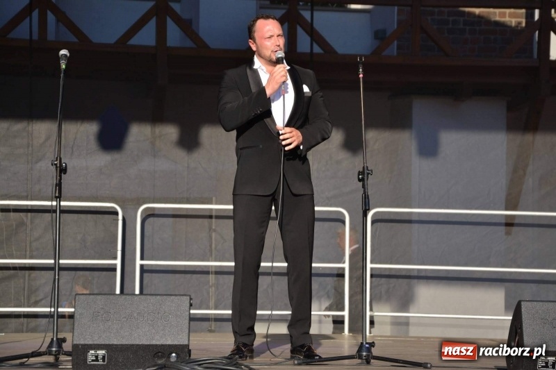 Zdjęcie w galerii na portalu naszraciborz.pl: Soprany kontra Tenorzy - koncert operetkowy na Zamku Piastowskim  wiadomości z regionu