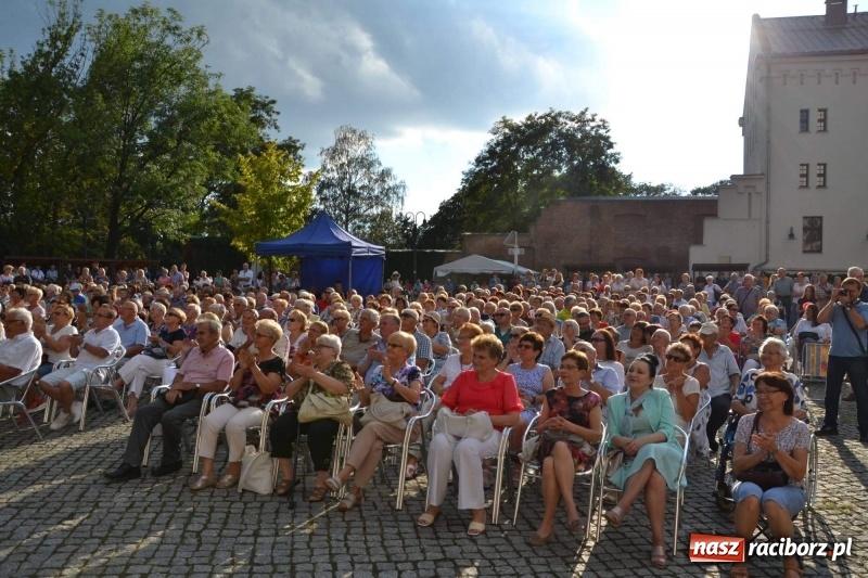Zdjęcie w galerii na portalu naszraciborz.pl: Soprany kontra Tenorzy - koncert operetkowy na Zamku Piastowskim  wiadomości z regionu