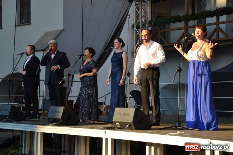 Zdjęcie w galerii na portalu naszraciborz.pl: Soprany kontra Tenorzy - koncert operetkowy na Zamku Piastowskim  wiadomości z regionu