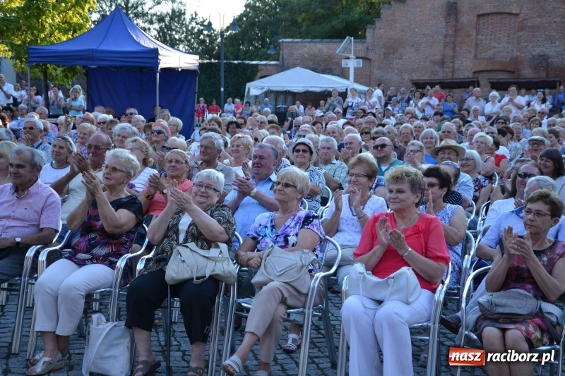 Zdjęcie w galerii na portalu naszraciborz.pl: Soprany kontra Tenorzy - koncert operetkowy na Zamku Piastowskim  wiadomości z regionu