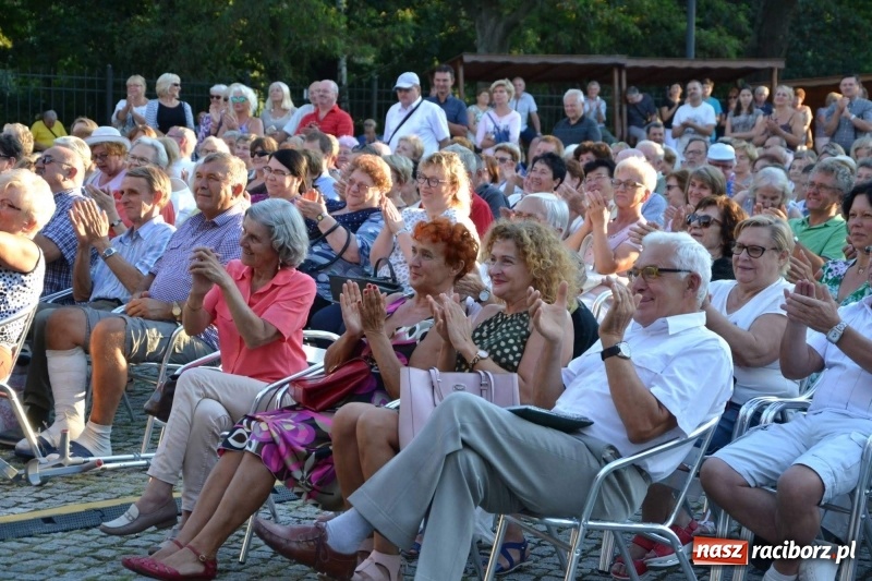 Zdjęcie w galerii na portalu naszraciborz.pl: Soprany kontra Tenorzy - koncert operetkowy na Zamku Piastowskim  wiadomości z regionu