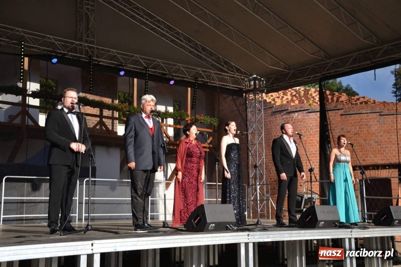 Zdjęcie w galerii na portalu naszraciborz.pl: Soprany kontra Tenorzy - koncert operetkowy na Zamku Piastowskim  wiadomości z regionu
