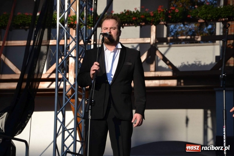 Zdjęcie w galerii na portalu naszraciborz.pl: Soprany kontra Tenorzy - koncert operetkowy na Zamku Piastowskim  wiadomości z regionu