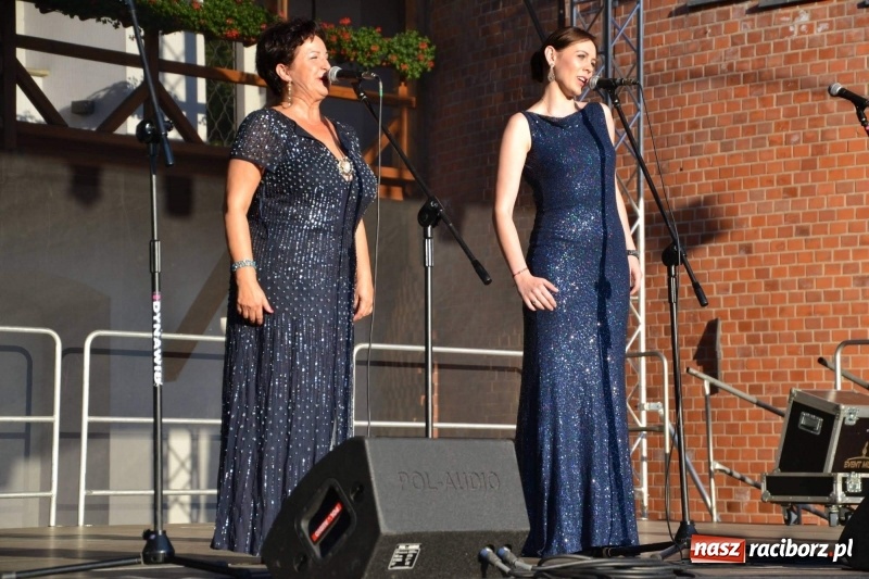 Zdjęcie w galerii na portalu naszraciborz.pl: Soprany kontra Tenorzy - koncert operetkowy na Zamku Piastowskim  wiadomości z regionu