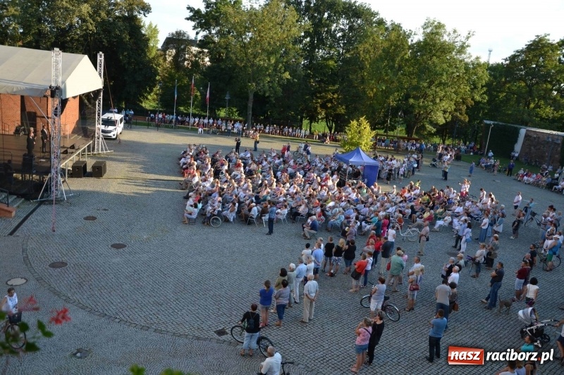 Zdjęcie w galerii na portalu naszraciborz.pl: Soprany kontra Tenorzy - koncert operetkowy na Zamku Piastowskim  wiadomości z regionu