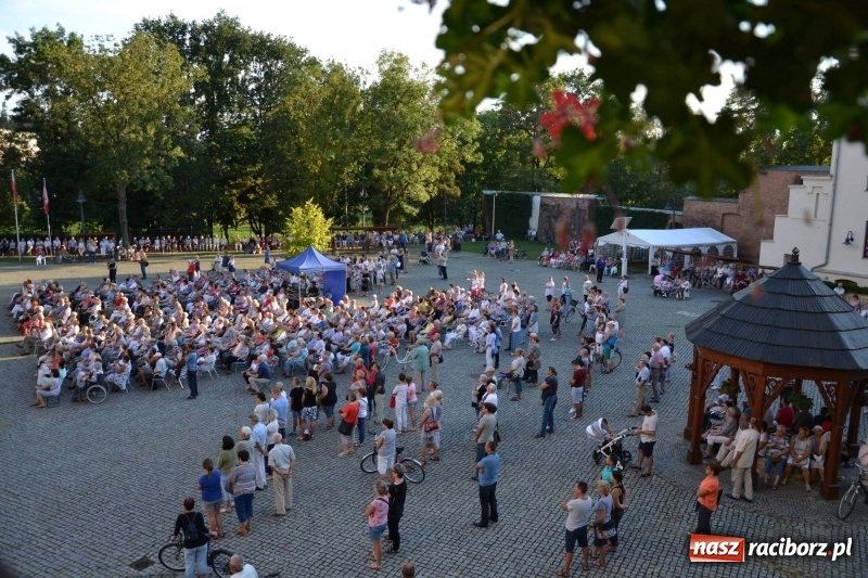 Zdjęcie w galerii na portalu naszraciborz.pl: Soprany kontra Tenorzy - koncert operetkowy na Zamku Piastowskim  wiadomości z regionu