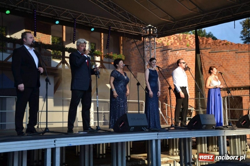 Zdjęcie w galerii na portalu naszraciborz.pl: Soprany kontra Tenorzy - koncert operetkowy na Zamku Piastowskim  wiadomości z regionu