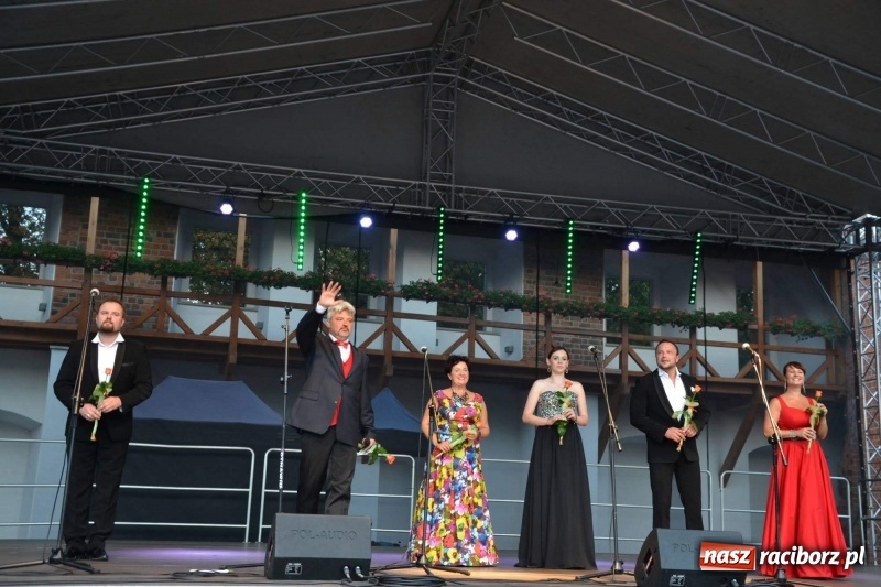 Zdjęcie w galerii na portalu naszraciborz.pl: Soprany kontra Tenorzy - koncert operetkowy na Zamku Piastowskim  wiadomości z regionu