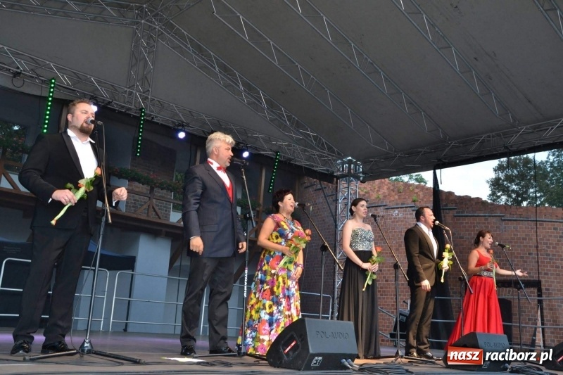 Zdjęcie w galerii na portalu naszraciborz.pl: Soprany kontra Tenorzy - koncert operetkowy na Zamku Piastowskim  wiadomości z regionu