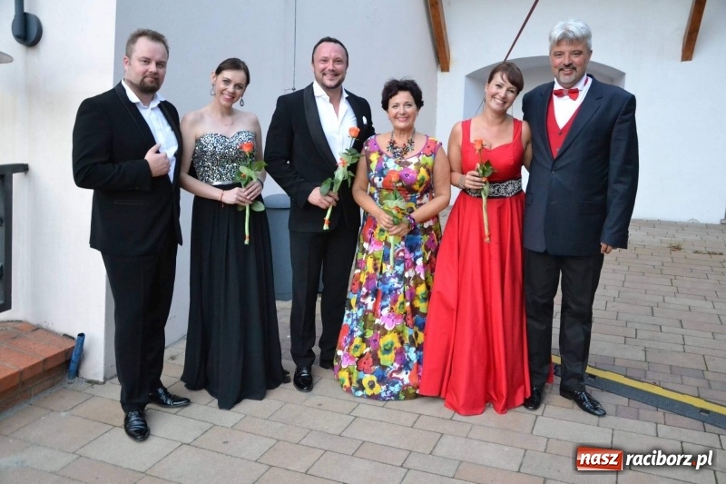 Zdjęcie w galerii na portalu naszraciborz.pl: Soprany kontra Tenorzy - koncert operetkowy na Zamku Piastowskim  wiadomości z regionu