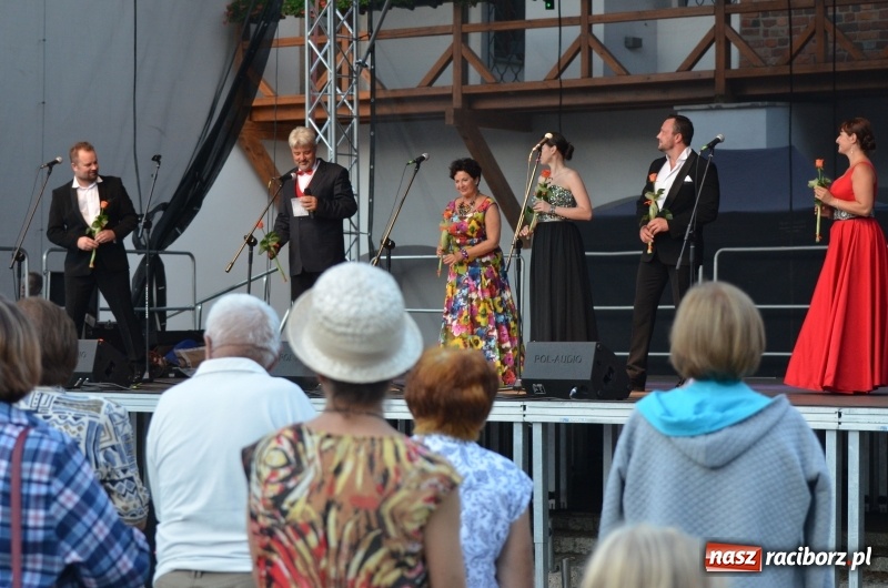 Zdjęcie w galerii na portalu naszraciborz.pl: Soprany kontra Tenorzy - koncert operetkowy na Zamku Piastowskim  wiadomości z regionu