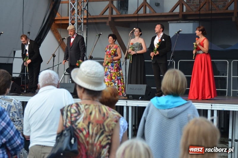 Zdjęcie w galerii na portalu naszraciborz.pl: Soprany kontra Tenorzy - koncert operetkowy na Zamku Piastowskim  wiadomości z regionu