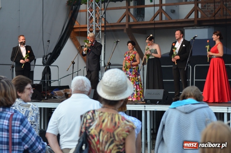 Zdjęcie w galerii na portalu naszraciborz.pl: Soprany kontra Tenorzy - koncert operetkowy na Zamku Piastowskim  wiadomości z regionu