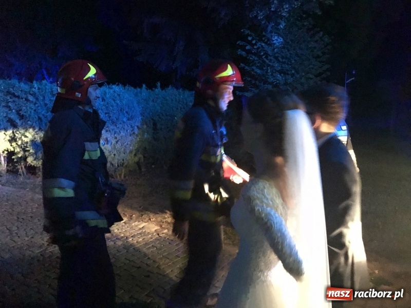 Zdjęcie w galerii na portalu naszraciborz.pl: Nocna akcja w Aquabraxie. Strażacy trafili na wesele, a przed odjazdem złożyli życzenia  wiadomości z regionu