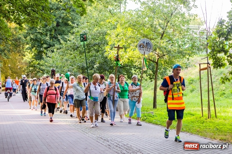 Zdjęcie w galerii na portalu naszraciborz.pl: Pielgrzymi z Kietrza dotarli do Raciborza. Jutro z naszymi ruszą do Częstochowy  wiadomości z regionu