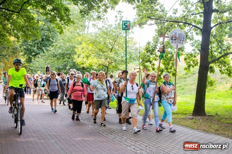 Zdjęcie w galerii na portalu naszraciborz.pl: Pielgrzymi z Kietrza dotarli do Raciborza. Jutro z naszymi ruszą do Częstochowy  wiadomości z regionu