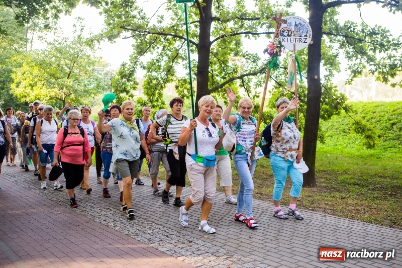 Zdjęcie w galerii na portalu naszraciborz.pl: Pielgrzymi z Kietrza dotarli do Raciborza. Jutro z naszymi ruszą do Częstochowy  wiadomości z regionu