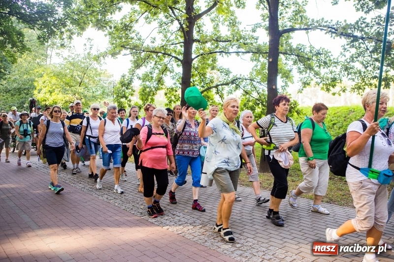 Zdjęcie w galerii na portalu naszraciborz.pl: Pielgrzymi z Kietrza dotarli do Raciborza. Jutro z naszymi ruszą do Częstochowy  wiadomości z regionu