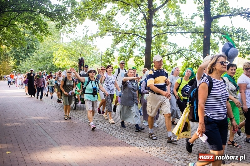 Zdjęcie w galerii na portalu naszraciborz.pl: Pielgrzymi z Kietrza dotarli do Raciborza. Jutro z naszymi ruszą do Częstochowy  wiadomości z regionu
