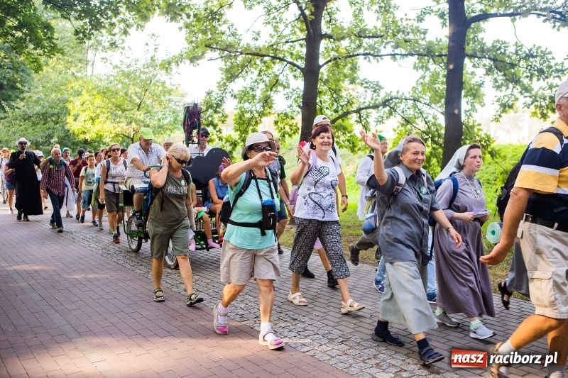 Zdjęcie w galerii na portalu naszraciborz.pl: Pielgrzymi z Kietrza dotarli do Raciborza. Jutro z naszymi ruszą do Częstochowy  wiadomości z regionu