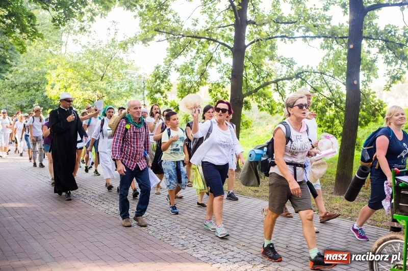 Zdjęcie w galerii na portalu naszraciborz.pl: Pielgrzymi z Kietrza dotarli do Raciborza. Jutro z naszymi ruszą do Częstochowy  wiadomości z regionu