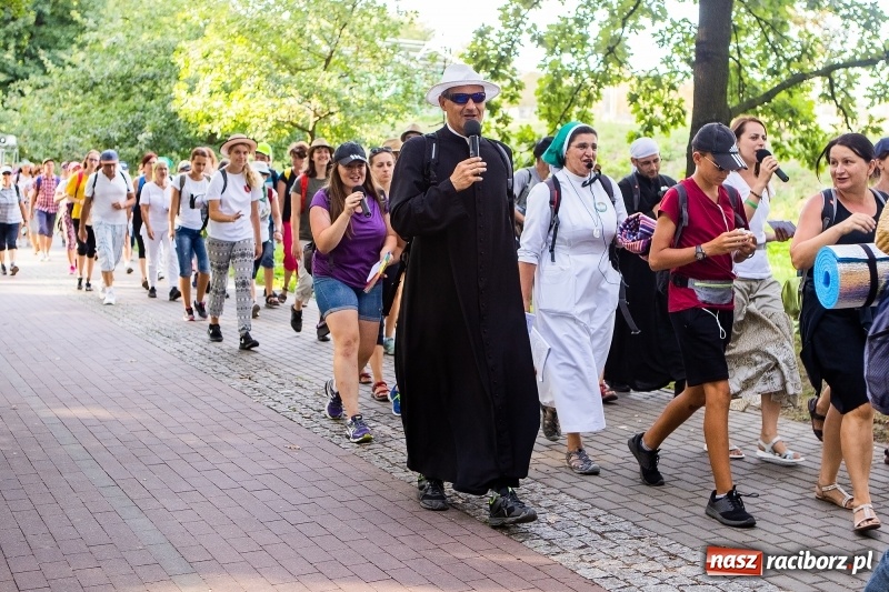 Zdjęcie w galerii na portalu naszraciborz.pl: Pielgrzymi z Kietrza dotarli do Raciborza. Jutro z naszymi ruszą do Częstochowy  wiadomości z regionu
