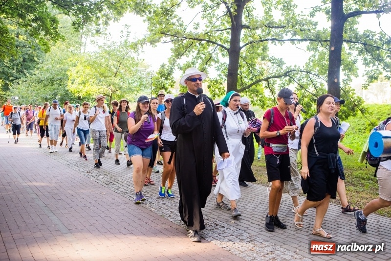 Zdjęcie w galerii na portalu naszraciborz.pl: Pielgrzymi z Kietrza dotarli do Raciborza. Jutro z naszymi ruszą do Częstochowy  wiadomości z regionu
