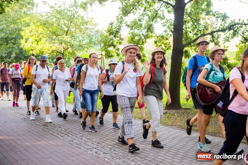 Zdjęcie w galerii na portalu naszraciborz.pl: Pielgrzymi z Kietrza dotarli do Raciborza. Jutro z naszymi ruszą do Częstochowy  wiadomości z regionu