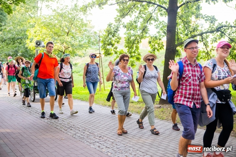 Zdjęcie w galerii na portalu naszraciborz.pl: Pielgrzymi z Kietrza dotarli do Raciborza. Jutro z naszymi ruszą do Częstochowy  wiadomości z regionu