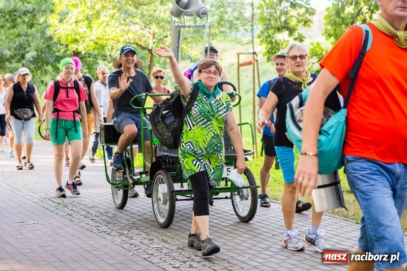 Zdjęcie w galerii na portalu naszraciborz.pl: Pielgrzymi z Kietrza dotarli do Raciborza. Jutro z naszymi ruszą do Częstochowy  wiadomości z regionu