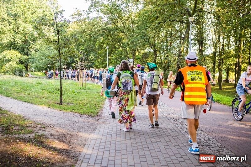 Zdjęcie w galerii na portalu naszraciborz.pl: Pielgrzymi z Kietrza dotarli do Raciborza. Jutro z naszymi ruszą do Częstochowy  wiadomości z regionu