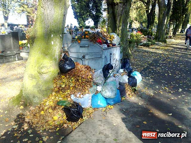 Zdjęcie w galerii na portalu naszraciborz.pl: Czas opróżnić kubły wiadomości z regionu