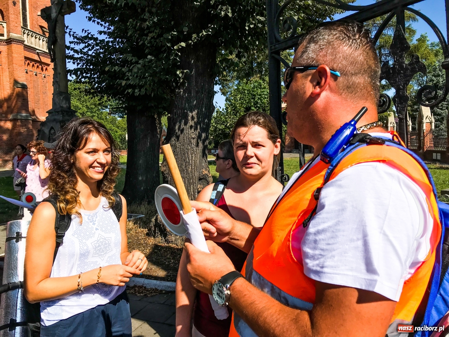 Zdjęcie w galerii na portalu naszraciborz.pl: Pielgrzymi z ziemi raciborskiej oraz Kietrza w drodze na Jasną Górę wiadomości z regionu