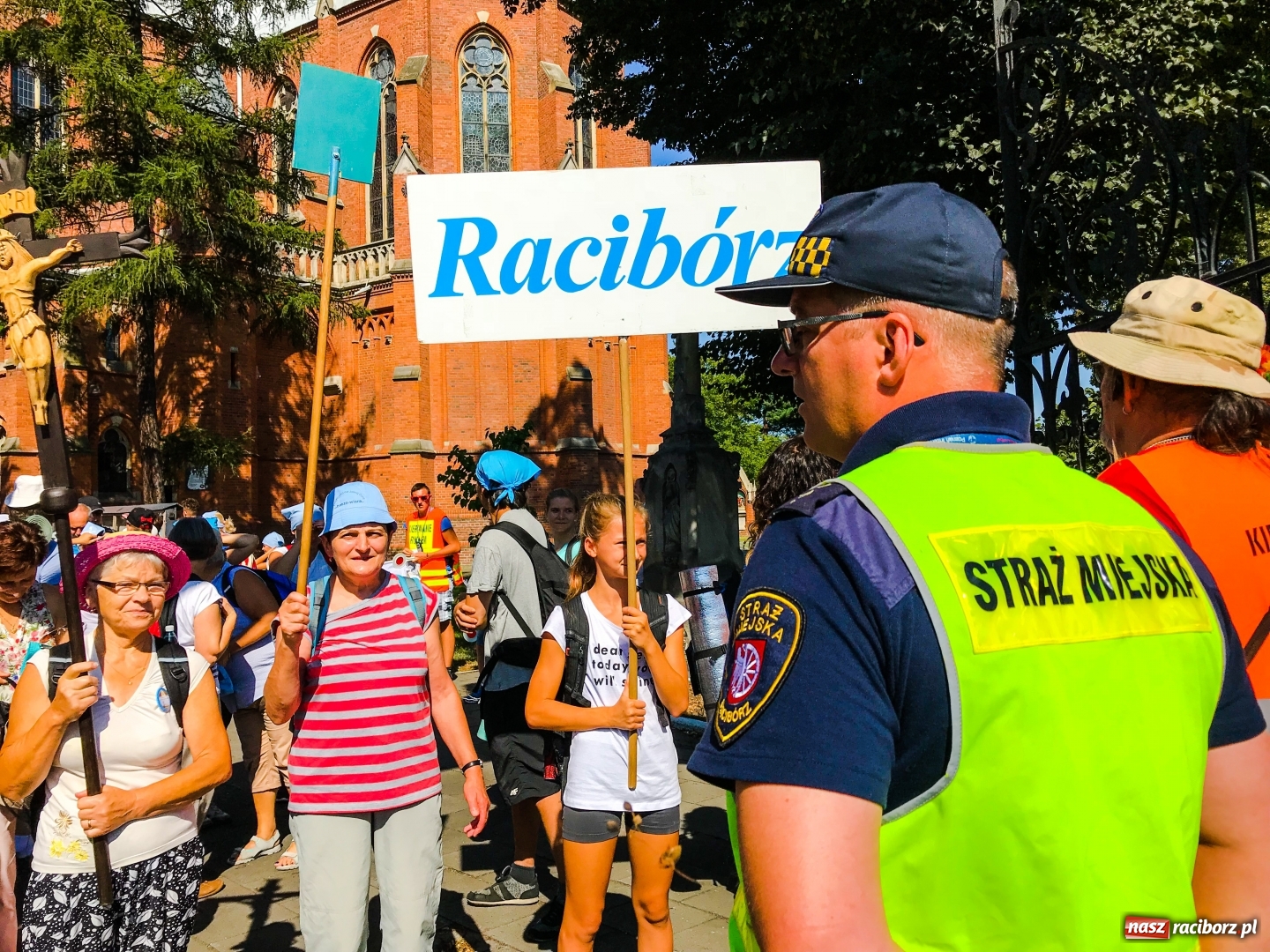 Zdjęcie w galerii na portalu naszraciborz.pl: Pielgrzymi z ziemi raciborskiej oraz Kietrza w drodze na Jasną Górę wiadomości z regionu