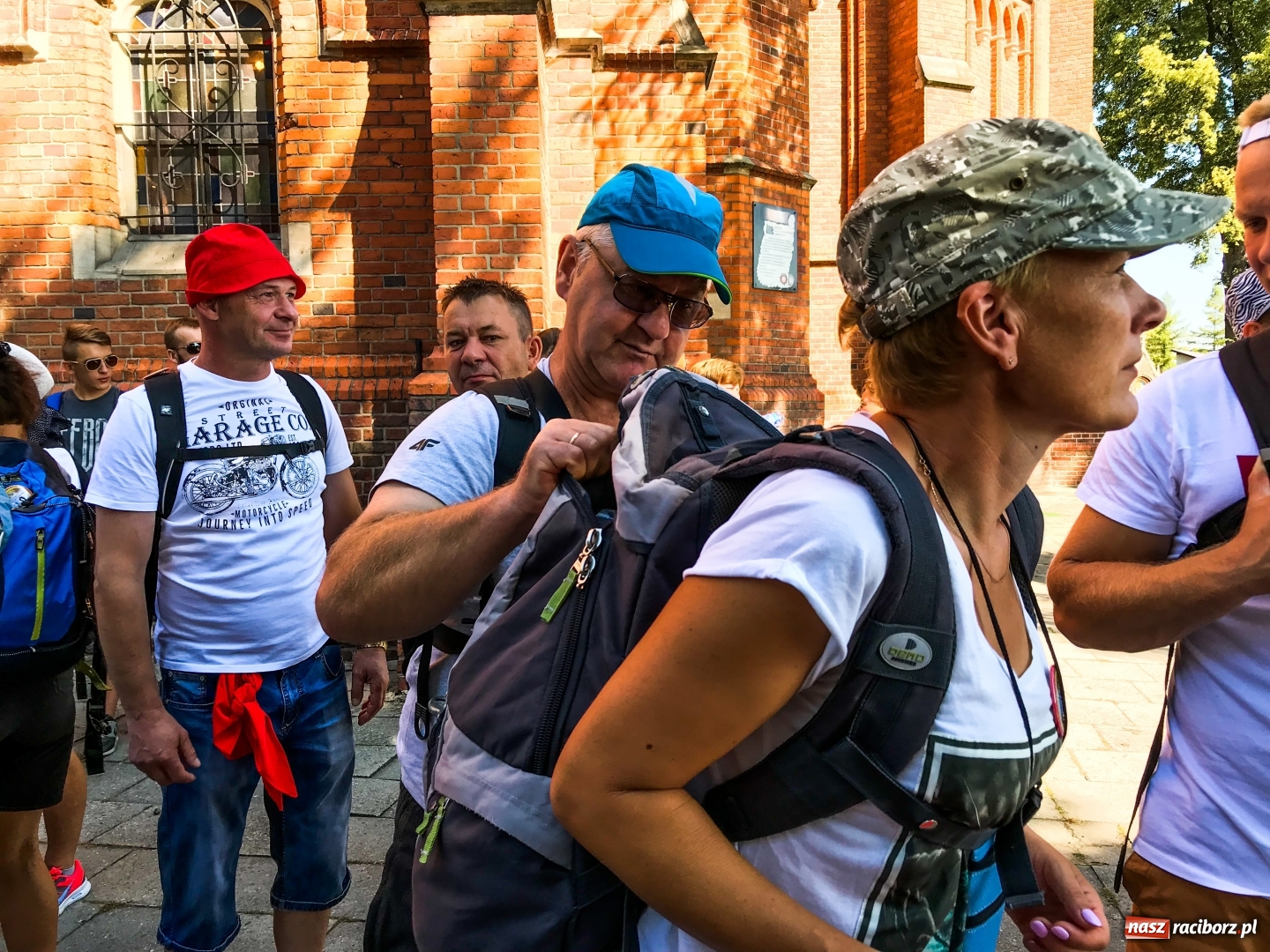 Zdjęcie w galerii na portalu naszraciborz.pl: Pielgrzymi z ziemi raciborskiej oraz Kietrza w drodze na Jasną Górę wiadomości z regionu