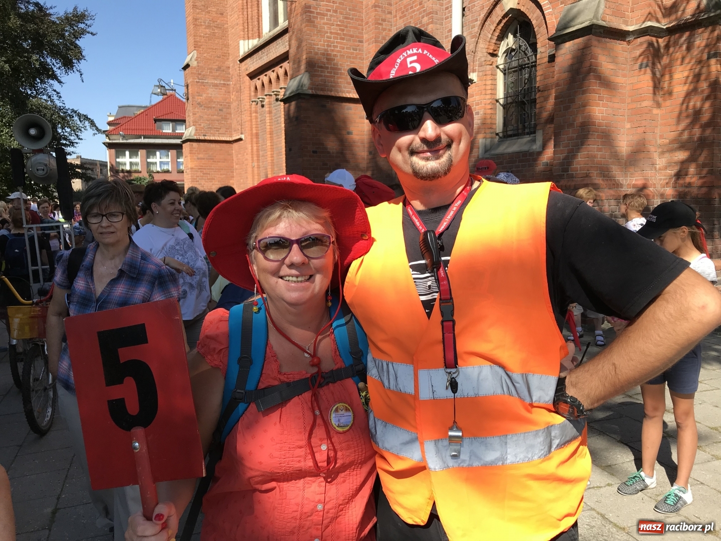 Zdjęcie w galerii na portalu naszraciborz.pl: Pielgrzymi z ziemi raciborskiej oraz Kietrza w drodze na Jasną Górę wiadomości z regionu