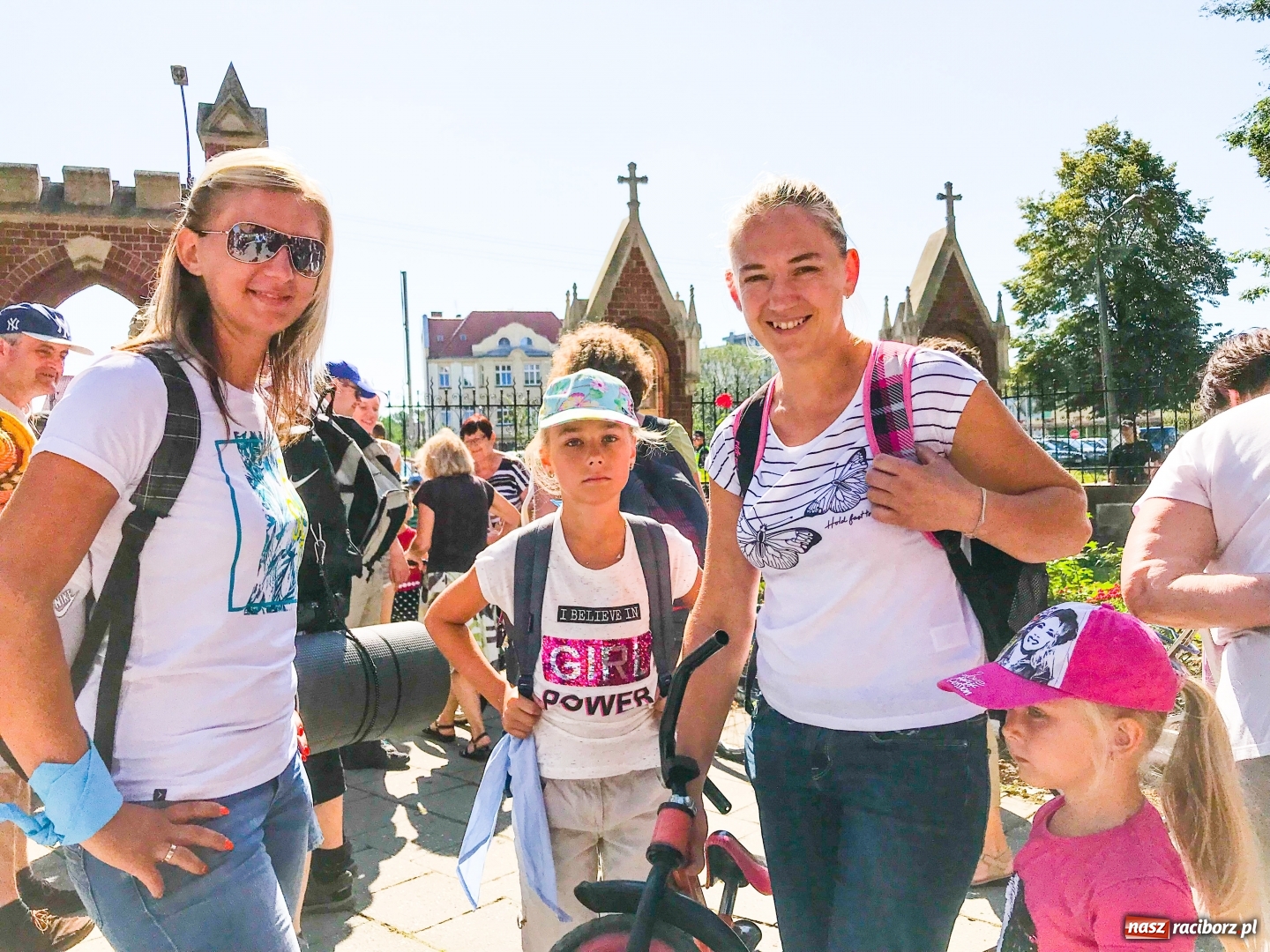 Zdjęcie w galerii na portalu naszraciborz.pl: Pielgrzymi z ziemi raciborskiej oraz Kietrza w drodze na Jasną Górę wiadomości z regionu