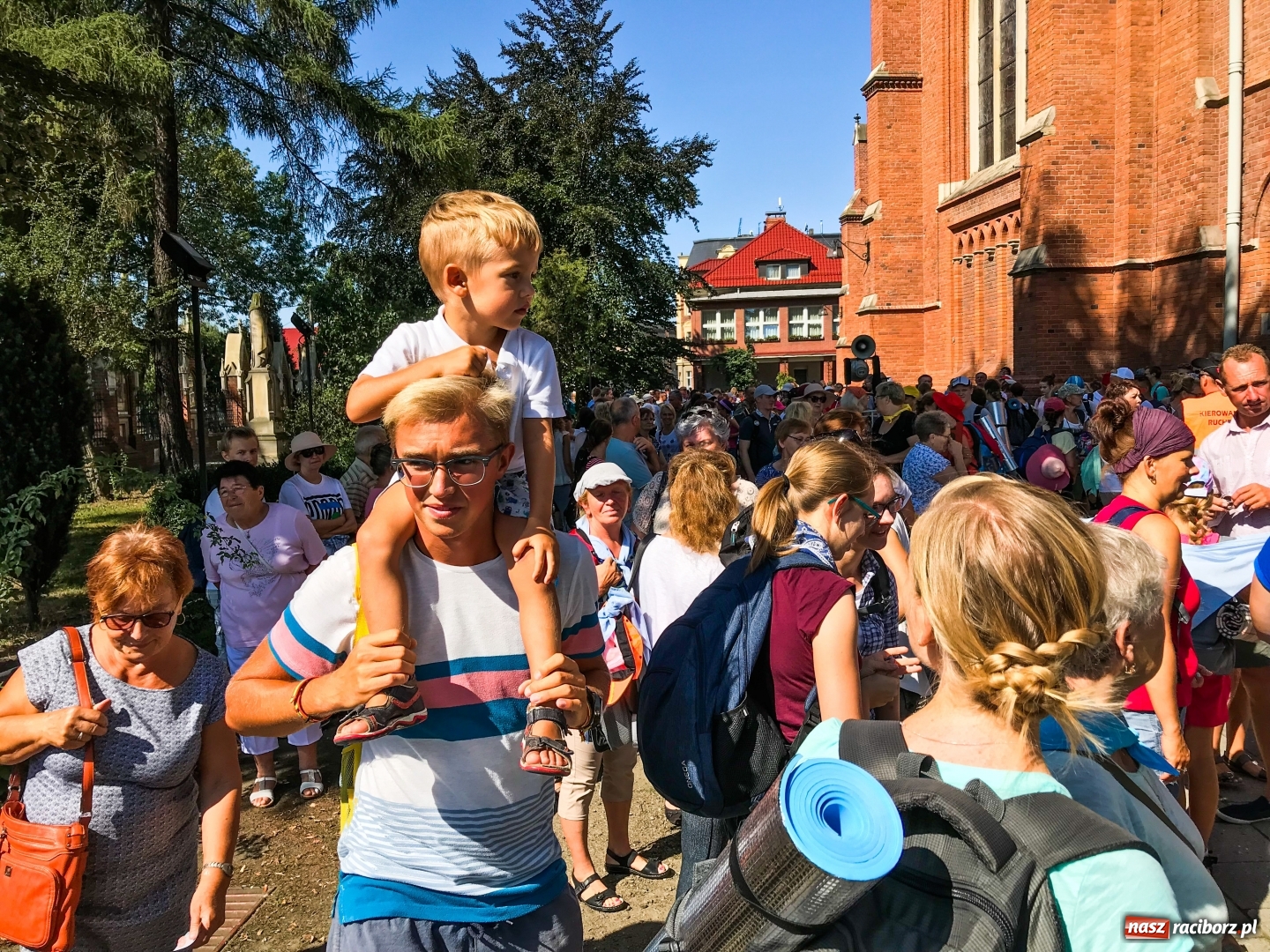 Zdjęcie w galerii na portalu naszraciborz.pl: Pielgrzymi z ziemi raciborskiej oraz Kietrza w drodze na Jasną Górę wiadomości z regionu