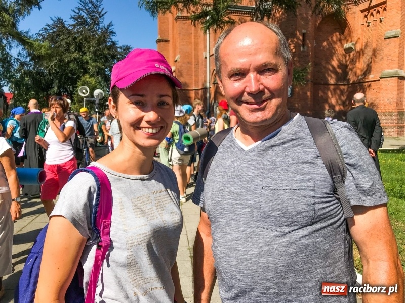 Zdjęcie w galerii na portalu naszraciborz.pl: Pielgrzymi z ziemi raciborskiej oraz Kietrza w drodze na Jasną Górę wiadomości z regionu