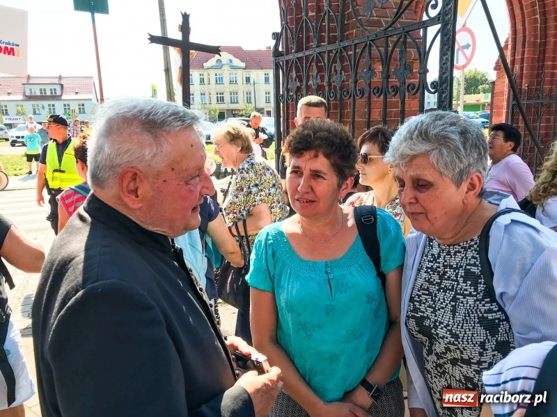 Zdjęcie w galerii na portalu naszraciborz.pl: Pielgrzymi z ziemi raciborskiej oraz Kietrza w drodze na Jasną Górę wiadomości z regionu