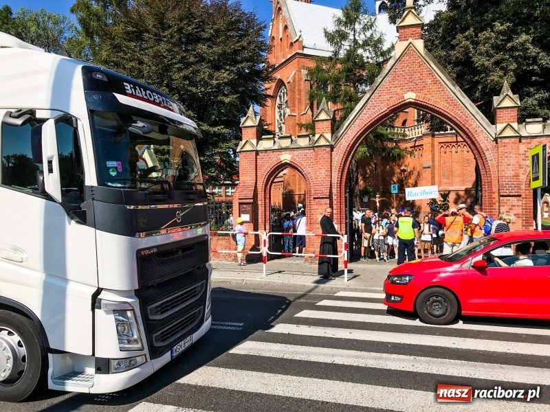 Zdjęcie w galerii na portalu naszraciborz.pl: Pielgrzymi z ziemi raciborskiej oraz Kietrza w drodze na Jasną Górę wiadomości z regionu