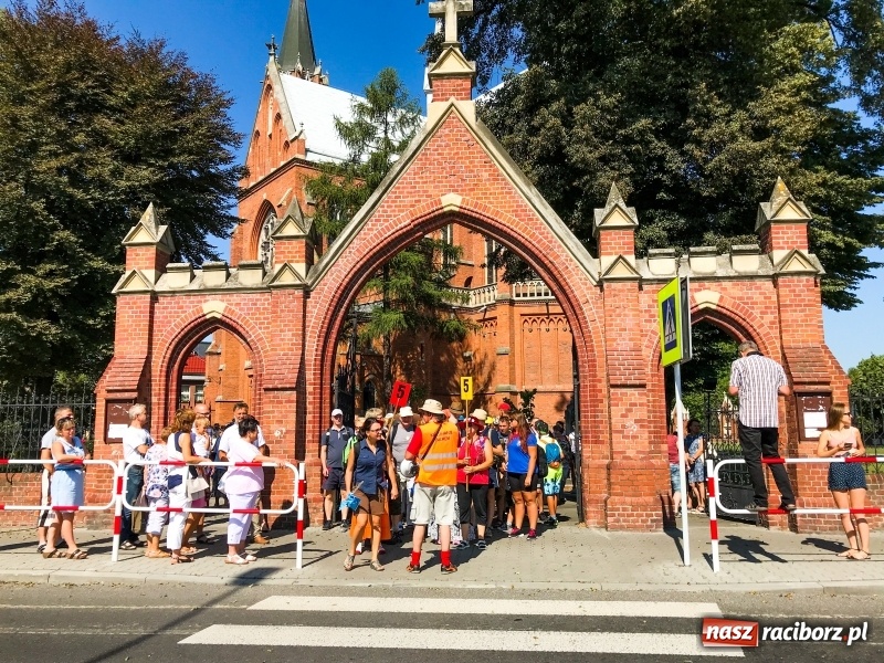 Zdjęcie w galerii na portalu naszraciborz.pl: Pielgrzymi z ziemi raciborskiej oraz Kietrza w drodze na Jasną Górę wiadomości z regionu