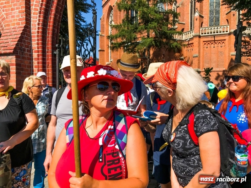 Zdjęcie w galerii na portalu naszraciborz.pl: Pielgrzymi z ziemi raciborskiej oraz Kietrza w drodze na Jasną Górę wiadomości z regionu