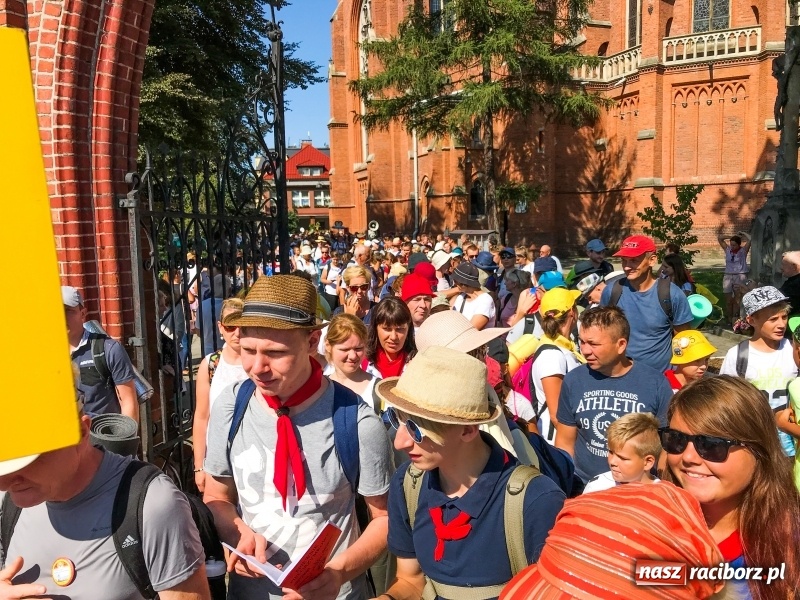 Zdjęcie w galerii na portalu naszraciborz.pl: Pielgrzymi z ziemi raciborskiej oraz Kietrza w drodze na Jasną Górę wiadomości z regionu