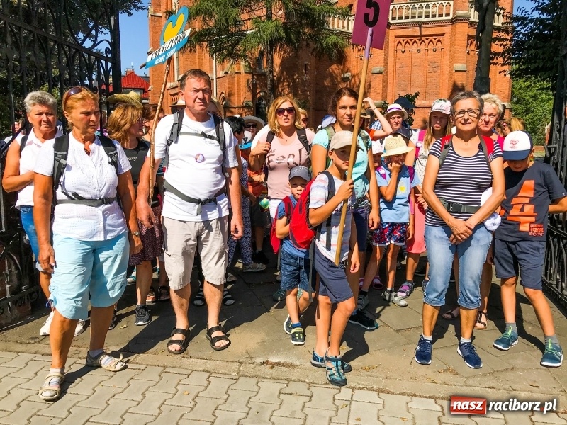 Zdjęcie w galerii na portalu naszraciborz.pl: Pielgrzymi z ziemi raciborskiej oraz Kietrza w drodze na Jasną Górę wiadomości z regionu