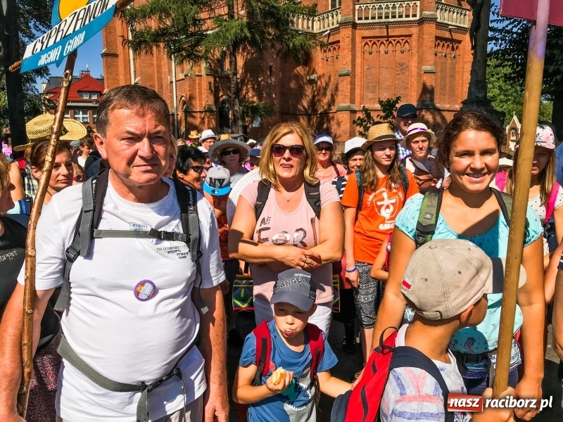 Zdjęcie w galerii na portalu naszraciborz.pl: Pielgrzymi z ziemi raciborskiej oraz Kietrza w drodze na Jasną Górę wiadomości z regionu
